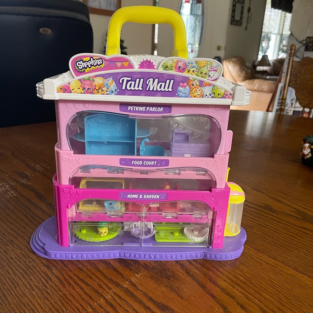 Shopkin tall mall with 3 Shopkins